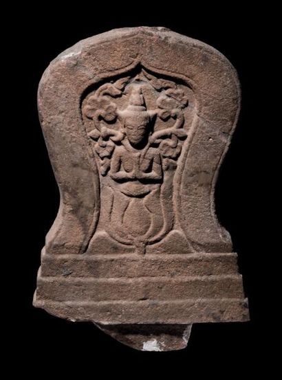 THAILANDE, Ayutthaya - XVIIe - XVIIIe siècle Stèle en grès gris sculpté de bouddha...