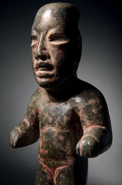 null PERSONNADE DEBOUT
Culture Olmèque, Mexique
PRÉCLASSIQUE MOYEN, 900-600 AV. J.-C.
Serpentine...