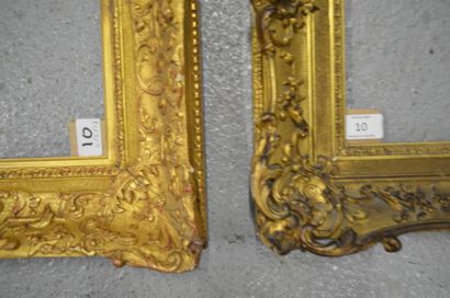 null DEUX CADRES en bois mouluré et stuc doré de style Louis XIV.
XXe siècle (accidents).
23,5...