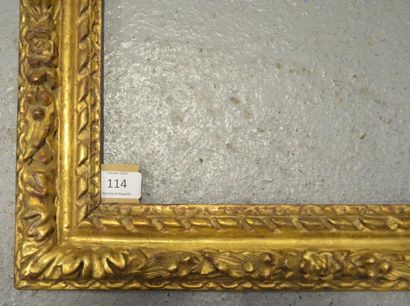 null CADRE en chêne sculpté et doré à décor de paquets de laurier.
Époque Louis XIII...