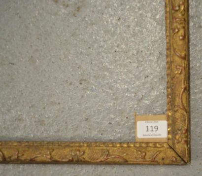 null BAGUETTE BÉRAIN en bois sculpté et doré. Époque Louis XIV (petits accidents).
36,4...