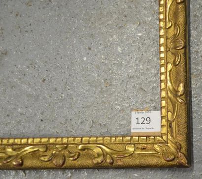 null BAGUETTE en bois sculpté et doré à décor Bérain. Époque Louis
XIV (recoupée).
34,7...