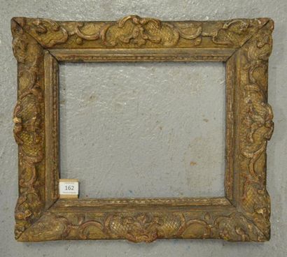 null CADRE en chêne sculpté et doré à décor Bérain. Époque Louis XIV.
23 x 28 cm...