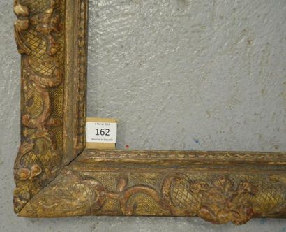 null CADRE en chêne sculpté et doré à décor Bérain. Époque Louis XIV.
23 x 28 cm...