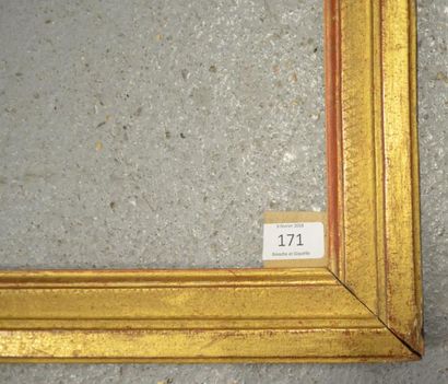 null BAGUETTE en bois mouluré et doré. Fin du XVIIIe siècle.
35,2 x 48 cm - Profil:...