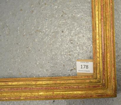 null BAGUETTE en bois mouluré et doré. Fin du XVIIIe siècle (usures).
33 x 41,2 cm...