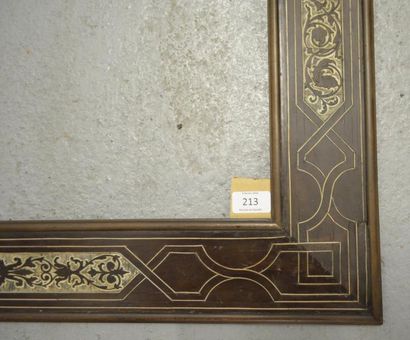 null CADRE en bois mouluré, à décor d'une marqueterie d'ébène et d'ivoire du XVIIe...