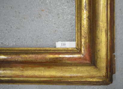 null CADRE À PROFIL RENVERSÉ en bois mouluré et doré.
Italie, XVIIe siècle (recoupé...