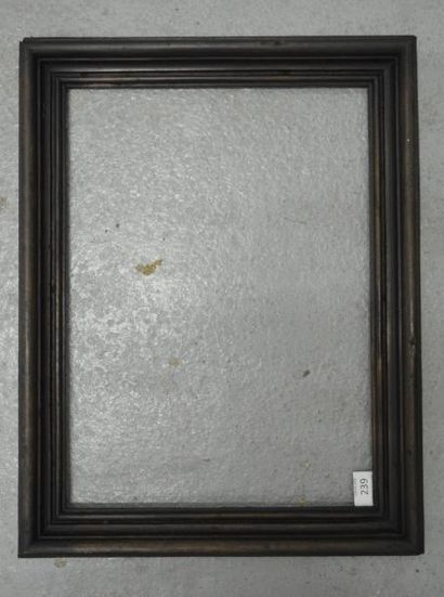 null CADRE en noyer mouluré et noirci. Italie, XIXe siècle.
29,3 x 40,7 cm - Profil:...