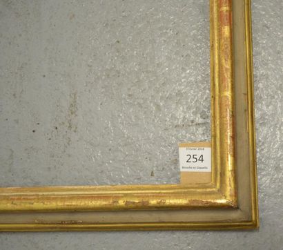 null CADRE en bois mouluré vert et or. Italie, XVIIIe siècle (petits éclats).
48,7...