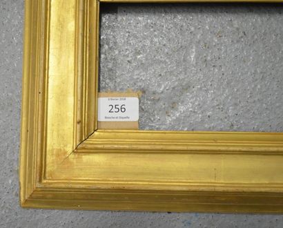 null CADRE À PROFIL RENVERSÉ en bois mouluré et doré.
Italie, fin du XIXe siècle.
11,5...