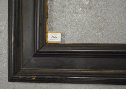 null CADRE À CASSETTA en bois mouluré et noirci. Italie, XIXe siècle.
73 x 99 cm...