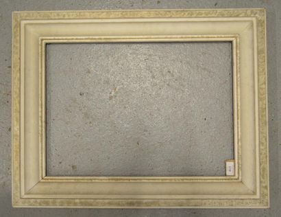 null CADRE en bois mouluré, peint et patiné. Circa 1950.
39,1 x 55 cm - Profil: 7,3...