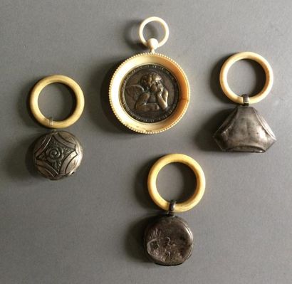 null Un ensemble de trois hochets du XIXe siècle, anneau en ivoire et grelot en argent...