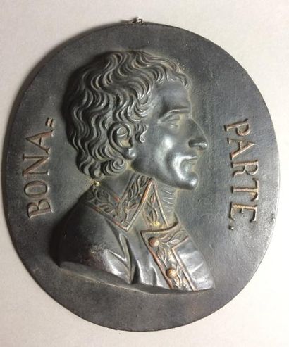 ECOLE FRANÇAISE DU XIXe Napoléon Bonaparte. Médaillon ovale en bronze à suspendre,...