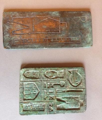 null Deux plaques en bronze personnages et formes stylisés
XXème