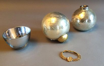 null Lot d'éléments en verre: bol mercurisé, boule de Noël en verre argenté et un...