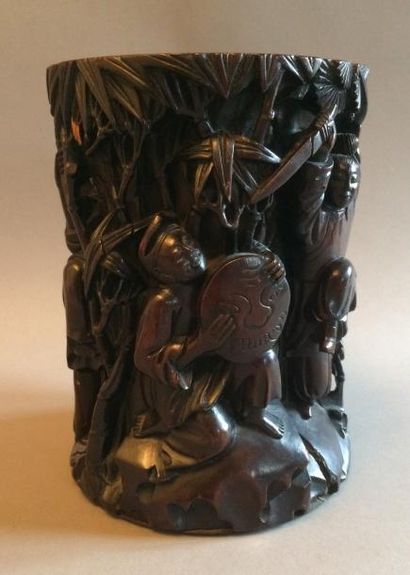 null Vase en bois sculpté à décor sinisant de quatre personnages sur fond de paysage
Hauteur:...