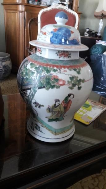 CHINE Vase couvert en porcelaine
