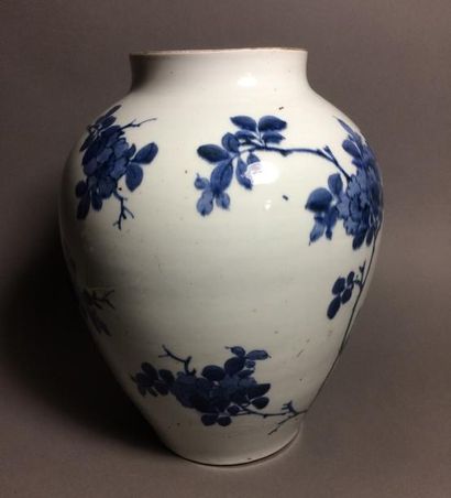 CHINE - XIXe siècle Potiche en porcelaine bleu-blanc
H. 29 cm
(manque le couverc...