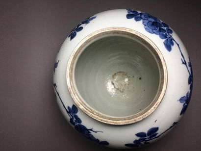 CHINE - XIXe siècle Potiche en porcelaine bleu-blanc
H. 29 cm
(manque le couverc...