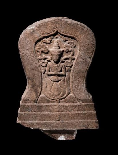 THAILANDE, Ayutthaya - XVIIe - XVIIIe siècle Stèle en grès gris sculpté de bouddha...