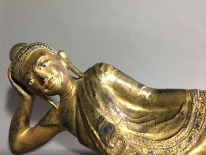 null 
BOUDDHA PARINIRVANA

Sculpture figurant un Bouddha allongé, son bras droit...