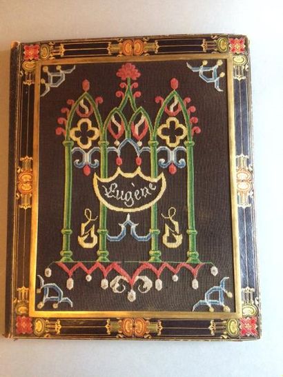 null Porte-document en cuir à décor brodé d'arcatures néogothiques polychromes sur...