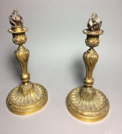 null Paire de flambeaux en bronze ciselé et doré de style Louis XV