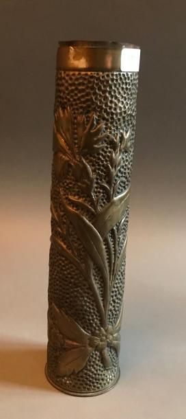 null Douille d'obus sculptée à décor floral Monogrammée P.H. et datée 1917