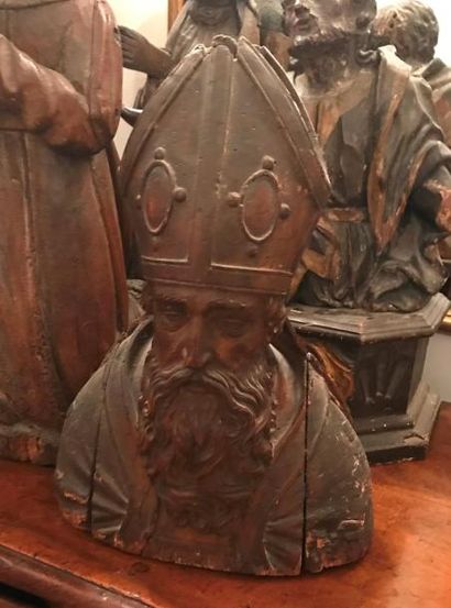 null Buste d'évêque
En bois naturel sculpté, figurant un évêque à la barbe travaillée,...