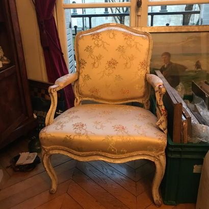 null Large fauteuil à la Reine en bois laqué blanc
Epoque Louis XV