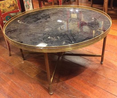 null Table basse ronde en opaline noire bordée de cuivre ajouré
D. 110 cm