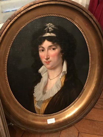 École Française du XIXe siècle Portrait de femme en tondo
Huile sur toile