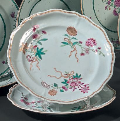 COMPAGNIE DES INDES Paire d'assiettes à bord contour en porcelaine à décor polychrome...