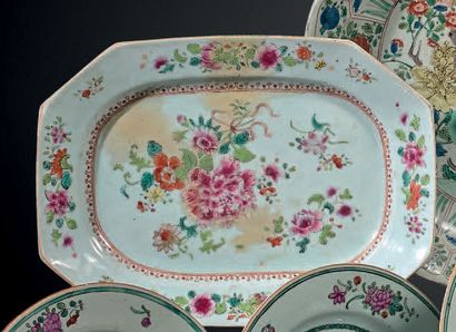 COMPAGNIE DES INDES Paire de plats rectangulaires à pans en porcelaine à décor floral.
XVIIIe...