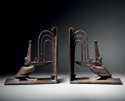 Edgar BRANDT (1880 - 1960) 
Paire de serre-livres «Pélicans à la fontaine» en fer...