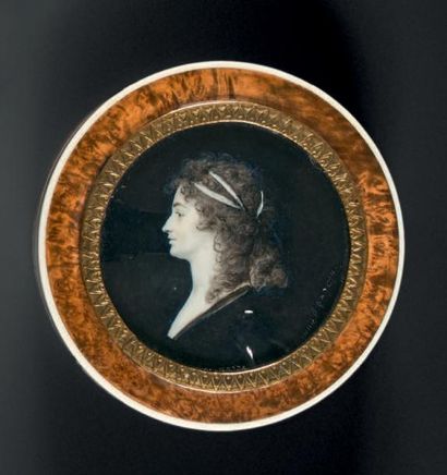 Attribué à Jean-Jacques Karpff (1770 - 1829) 
Portrait de femme en buste de profil...