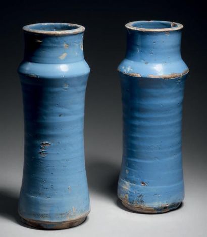 Espagne 
Deux albarelli cylindriques légèrement cintré en majolique à fond bleu.
XVIIe...