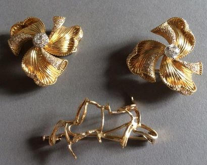 null Deux Broches en or (750/1000?) réunies en une figurant deux fleurs stylisées...