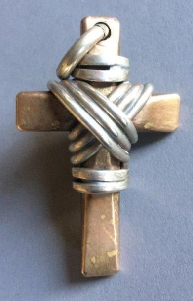 null Croix pectorale en bronze patiné centrée d'un noeud stylisé en métal.
H. 8,2...