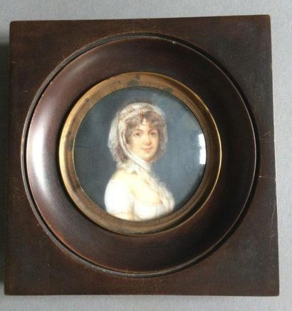 École Française du XIXe siècle Portrait de femme, en buste, de profil vers la droite,...