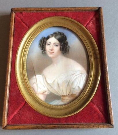 École Française du XIXe siècle Portrait de femme en buste vers la gauche, vêtue d'une...