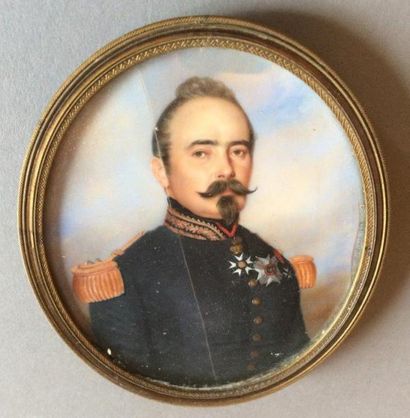 École Française du XIXe siècle Portrait d'officier, en buste vers la droite, en uniforme...