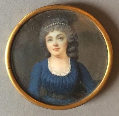 École Française du XIXe siècle Portrait de femme, de face, vêtue d'une robe bleue...