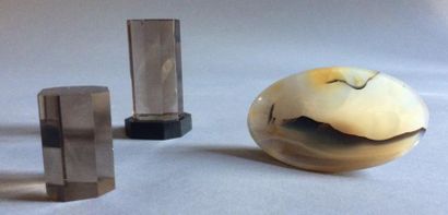 null Coupe oblongue en agate
H. 2,3 cm.; L: 9,4 cm.
On y joint deux éléments en quartz...