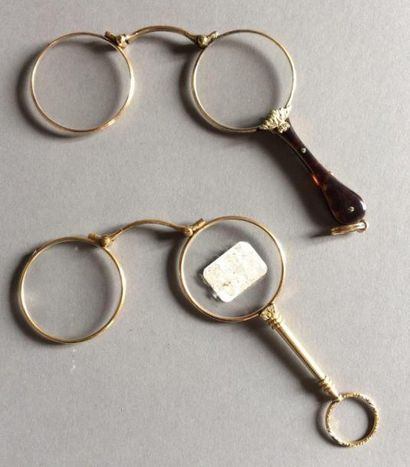 null Deux paires de lunettes pliables monture en métal doré