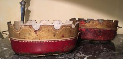null Deux verrières en tôle peinte rouge et doré à décor perlé. XIXe siècle
Manques...