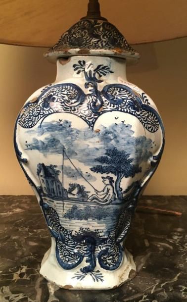 null Vase balustre couvert en faïence de Delft.
Décor monochrome bleu à cartouche...