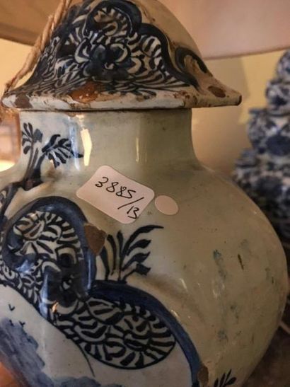 null Vase balustre couvert en faïence de Delft.
Décor monochrome bleu à cartouche...